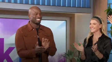 Top de seda Reformation Sky en negro usado por Amanda Kloots como se vio en The Talk el 10 de noviembre de 2023