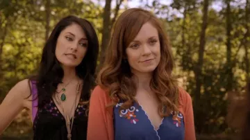 Vestido azul bordado de Anthropologie Lilka usado por Ingrid Beauchamp (Rachel Boston) como se ve en Witches of East End (T01E03)