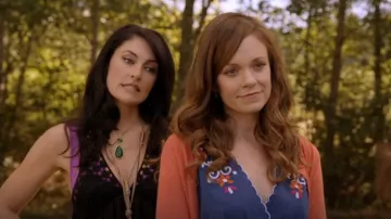 Collier de grandes sorcières de Peggy porté par Wendy Beauchamp (Mädchen Amick) comme on le voit dans Les Sorcières de l’East End (S01E01)