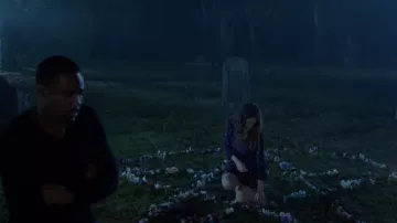 Vestido Juicy Couture Feather Eggplant usado por Ingrid Beauchamp (Rachel Boston) como se ve en Witches of East End (T01E05)