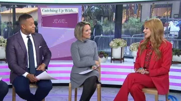 Camisa estampada de seda Alice + Olivia usada por Jewel como se ve en Today el 10 de noviembre de 2023