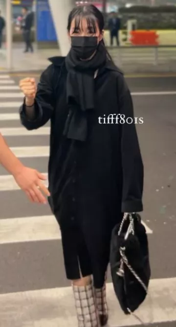 Bufanda de lana de doble cara de gran tamaño usada por Tiffany Young en el aeropuerto de Hong Kong el 6 de noviembre de 2023