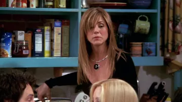 Collier en argent et pierres noires porté par Rachel Green (Jennifer Aniston) dans Friends (S10E14)