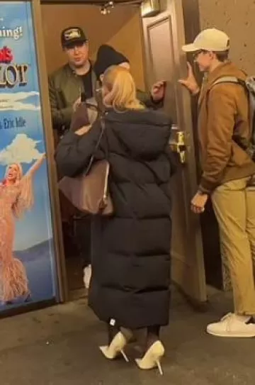 Zapatos de tacón Ferragamo Eva usados por Ariana Grande en Monty Python's Spamalot el 11 de noviembre de 2023