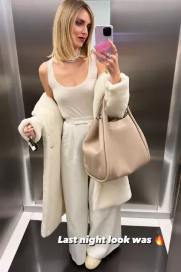 Bolso marino Max Mara en piel de ciervo usado por Chiara Ferragni en su historia de Instagram el 11 de noviembre de 2023