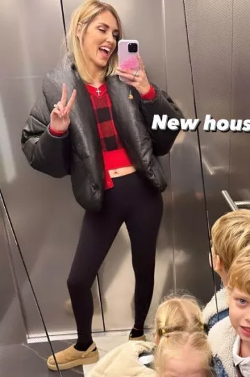 Jersey Moschino Check Pattern Wool Blend usado por Chiara Ferragni en su historia de Instagram el 11 de noviembre de 2023