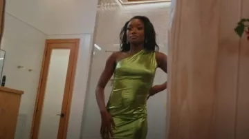Deseo público Mini vestido metálico fruncido de un hombro verde usado por Hali Okeowo como se ve en FBoy Island (S03E04)