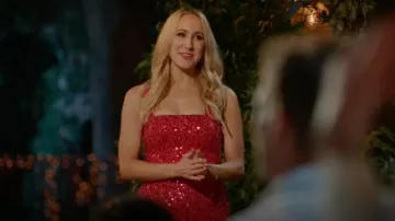 Robe Simkhai Noemi portée par Nikki Glaser dans FBoy Island (S03E04)