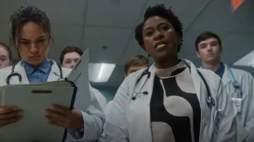 Chemisier imprimé col montant mangue porté par Catherine Wreford comme on le voit dans SkyMed (S02E07)