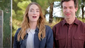 Chaqueta de trabajo teñida con prenda Alex Mill en lino usada por Whitney Siegel (Emma Stone) como se ve en The Curse (T01E01)
