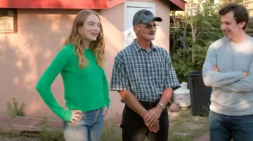 Suéter de cachemira de cuello redondo blanco + verde Warren usado por Whitney Siegel (Emma Stone) como se ve en The Curse (T01E01)
