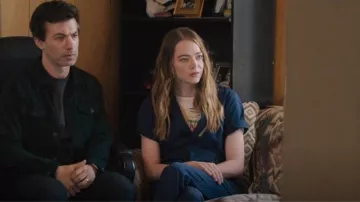 Mono de manga corta estándar de Alex Mill usado por Whitney Siegel (Emma Stone) como se ve en The Curse (T01E01)