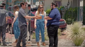 We The Free Ziggy Denim Overalls usado por Whitney Siegel (Emma Stone) como se ve en The Curse (S01E01)