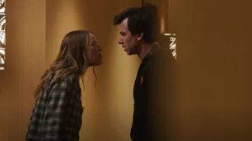 Comme des Garçons Play Cardigan Double Heart Noir porté par Asher Siegel (Nathan Fielder) comme on le voit dans La Malédiction (S01E01)