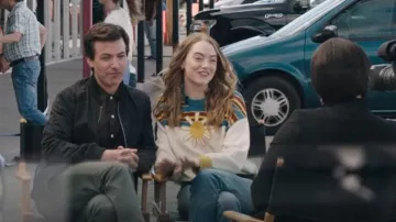 Suéter de cuello redondo de algodón orgánico Back Beat Co. usado por Whitney Siegel (Emma Stone) como se ve en The Curse (T01E01)