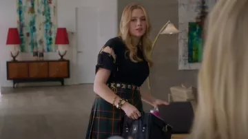 Falda cruzada a cuadros Burberry Wadige usada por Kyler Norris (Karis Cameron) como se ve en BH90210 (S01E02)