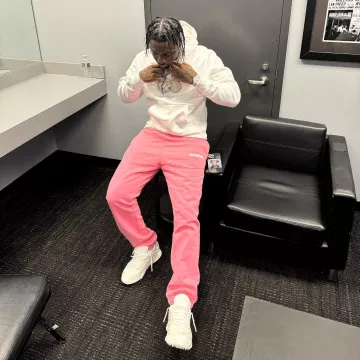 Pantalon de jogging Jacquemus Pink & White Logo porté par Sleepy Hall sur le compte Instagram @_sleepyhallow_