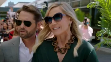 Collar de eslabones de tortuga J Crew Factory usado por Jennie Garth (Jennie Garth) como se ve en BH90210 (S01E02)