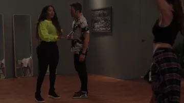 Camisa con estampado de garras beige de Allsaints usada por Brian Austin Green (Brian Austin Green) como se ve en BH90210 (S01E02)