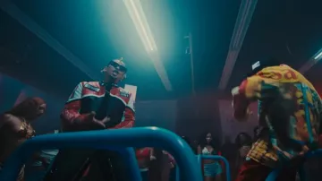 Givenchy Lunettes de soleil noir mat Giv Cut portées par Ozuna en Ozuna x Chencho Corleone x Sky Rompiendo - El Plan (Video Oficial) | Cosmo