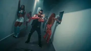 Givenchy Pantalon Slim Multi-Zip en Cuir Noir porté par Ozuna en Ozuna x Chencho Corleone x Sky Rompiendo - El Plan (Video Oficial) | Cosmo