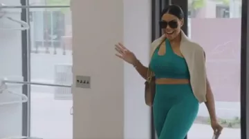 Soutien-gorge Simone Ecomove de la Réforme porté par Mia Thornton comme on le voit dans The Real Housewives of Potomac (S08E02)