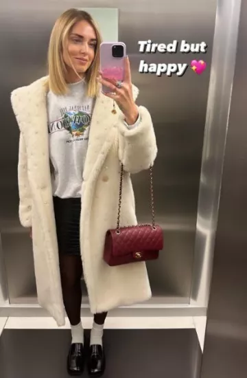 Bolso de caviar con solapa mediana burdeos de Chanel con herrajes dorados usado por Chiara Ferragni en su historia de Instagram el 13 de noviembre de 2023