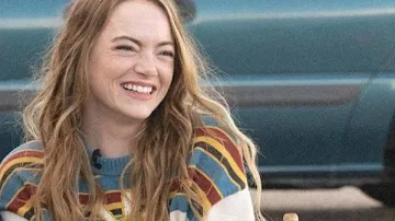 Suéter a rayas de sol de Whitney Siegel (Emma Stone) en La maldición (T01)