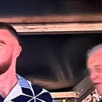 Chemise à fleurs portée par Travis Kelce dans une tente VIP lors de la tournée Eras de Taylor Swift en Argentine en novembre 2023 à l’Estadio River Plate