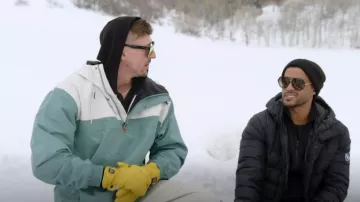 Volcom Longo Pullover Anarok Hooded Snowboard Jacket porté par Kory Keefer comme on le voit dans Winter House (S03E02)