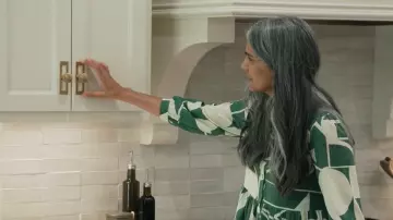 Zara Long Print Dress worn by Lisa as seen in No Demo Reno (S03E09)