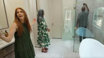 Kirundo Sum­mer Dress­es worn by Jenn Todryk as seen in No Demo Reno (S03E09)