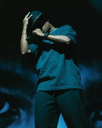 The black De Bornarel hat with chain worn by Soprano on his Instagram account@sopranopsy4