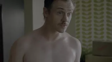 The olive print curtain by Orla Kiely in Steve Murphy's (Boyd Holbrook) bedroom in Narcos (Season 1 Episode 3)