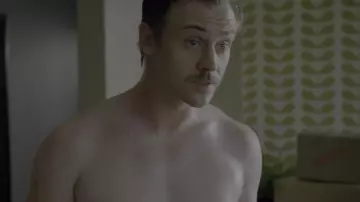 The olive print curtain by Orla Kiely in Steve Murphy's (Boyd Holbrook) bedroom in Narcos (Season 1 Episode 3)
