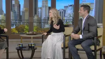 Jupe plissée Celine Sun en crêpe de Chine portée par Kelly Ripa comme on le voit en LIVE avec Kelly et Mark le 10 novembre 2023