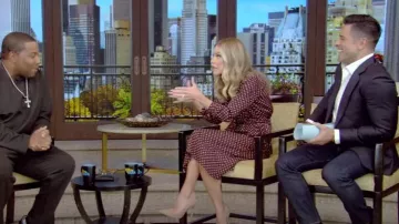 Robe Céline Low Lavallière portée par Kelly Ripa vue dans LIVE with Kelly and Mark le 14 novembre 2023