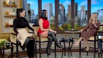 Alice + Olivia Temika Robe mi-longue découpée portée par Brie Bella comme on le voit dans LIVE avec Kelly et Mark le 14 novembre 2023