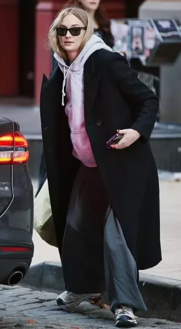 Sudadera con capucha de algodón gris de Wardrobe.Nyc usada por Sophia Turner en Nueva York el 14 de noviembre de 2023