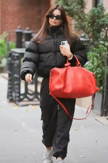 Sac Louis Vuitton Damier Infini Keepall Bandouliere 45 Boston porté par Emily Ratajkowski à New York le 10 novembre 2023