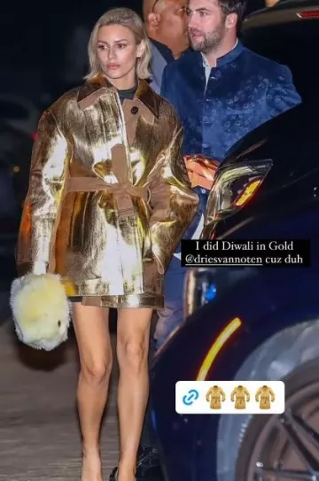Chaqueta de mezcla de lana metálica Dries Van Noten Vendals usada por Morgan Stewart en Los Ángeles el 12 de noviembre de 2023