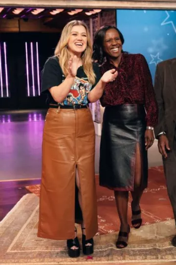 Madeworn Bruce Springsteen And The E Street Band Crop worn by Kelly Clarkson at the Kelly Clarkson Show 5.20 on November 10, 2023