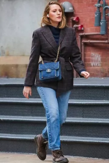 Madewell The Bedford Blazer oversize ceinturé en laine mélangée à carreaux porté par Blake Lively à New York le 9 novembre 2023