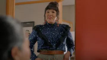 Y.a.s Flo­ral Print­ed Shirt worn by Rose Sinclair (Cheyenna Sapp) as seen in Acting Good (S02E05)