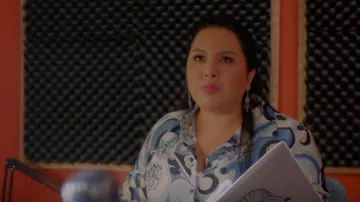 H&M Pat­terned Satin Shirt worn by Jo (Roseanne Supernault) as seen in Acting Good (S02E05)