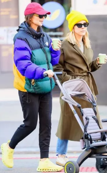 Veste The North Face Mens 1996 Retro Nuptse portée par Emily Ratajkowski à New York le 13 novembre 2023
