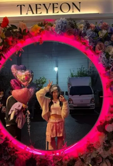 W.i.a Adorable Car­go Pants worn by Taeyeon on her Instagram post on November 5, 2023