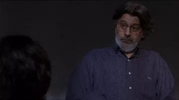 La camisa azul marino de Lacoste que lleva Antonio (Chete Lera) en la película Abre los ojos