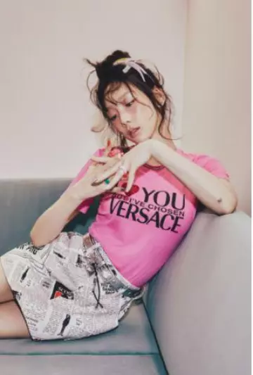 Anillo de botón de corazón Nff usado por Taeyeon en To. X Image Teaser el 16 de noviembre de 2023