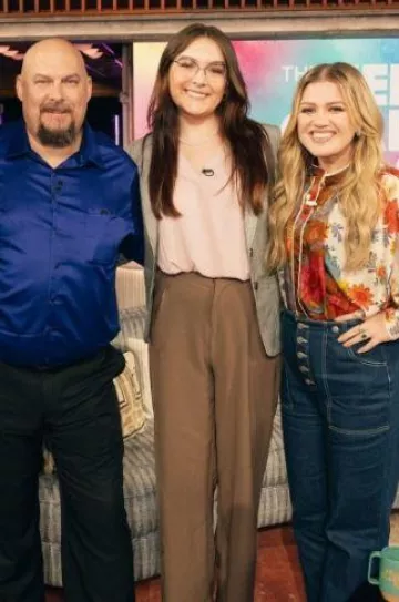 Zimmermann Ginger Relaxed Blouse worn by Kelly Clarkson at  The Kelly Clarkson Show 5.23 on November 15, 2023